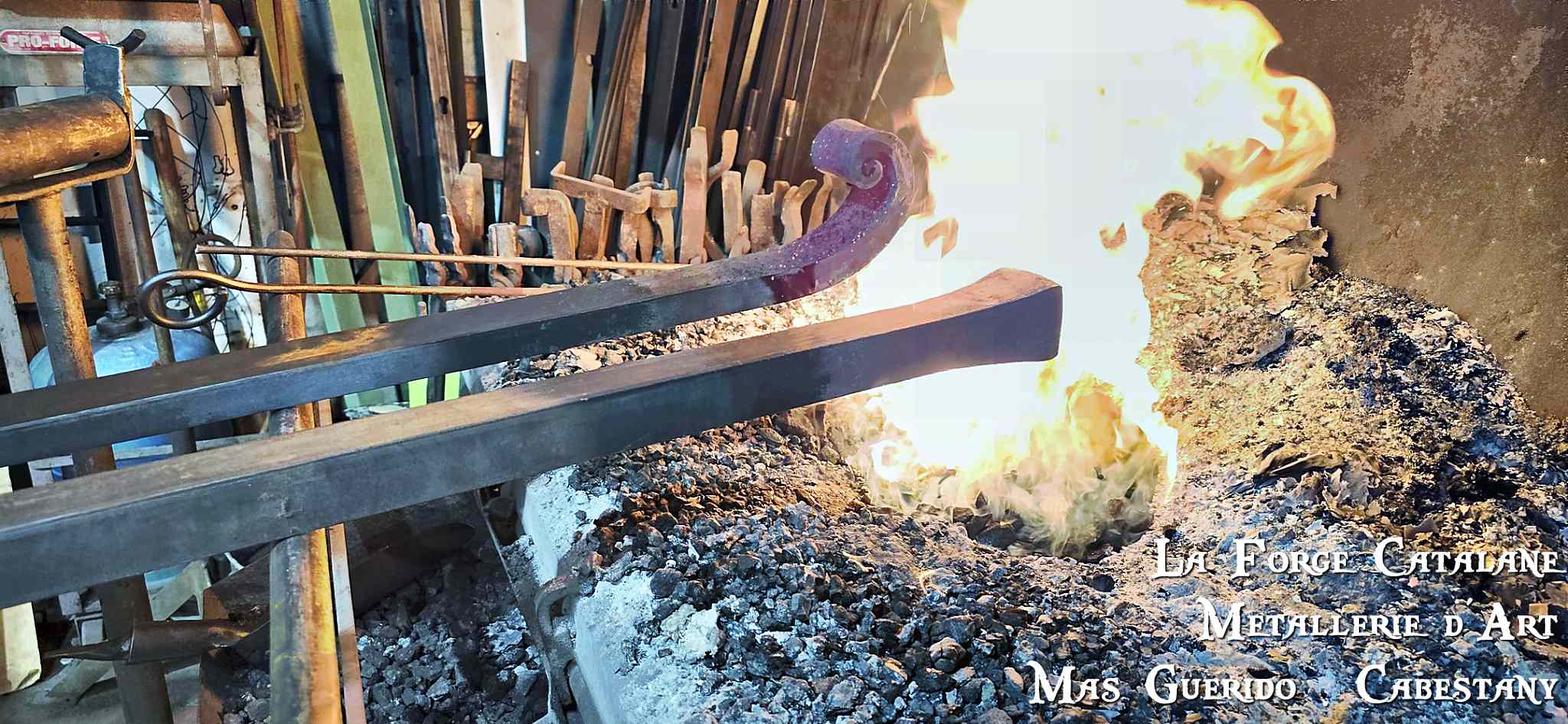 travail a la forge forge catalane.jpg